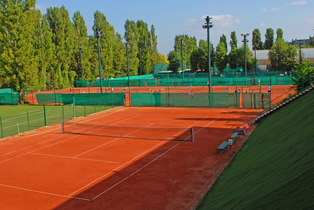 outdoor tennis courts Folyondár